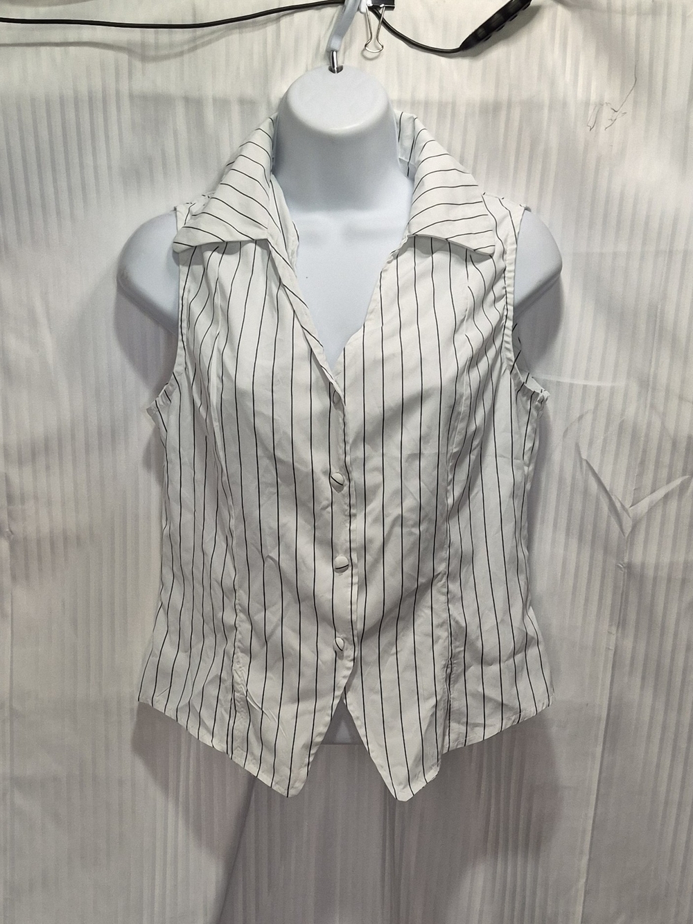 Medium Classic White Pinstripe Sleeveless Button-Front Top
